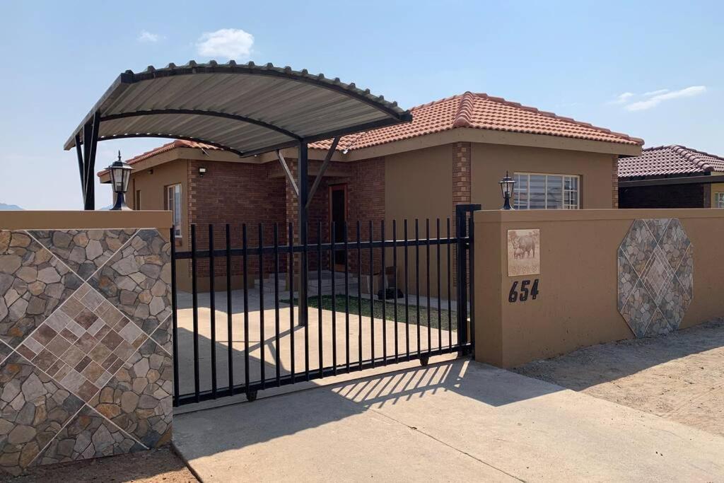 Rhino House With 3 Bedrooms Next To Pilanesberg And Sun City Mogwase Экстерьер фото
